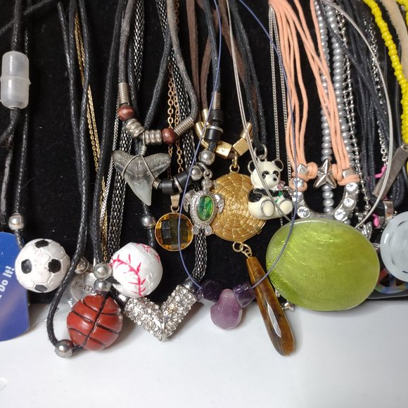 Lot Of Over 30 Pendant Necklaces. As Is. - Picture 3 of 16